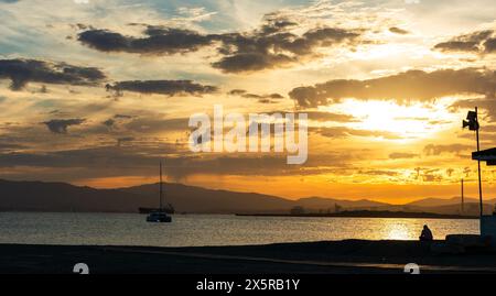 l'uomo solitario ammira il tramonto con diverse navi Foto Stock