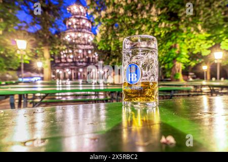 Biergarten am Chinesischen Turm abends kurz vor Schließung um 22 Uhr, München, mai 2024 Deutschland, München, mai 2024, Biergarten am Chinesischen Turm, kurz bevor er um 22 Uhr geschlossen wird, ein letztes halbleeres Bierglas steht auf den Tischen, Hofbräu Bier, Freitagabend, Chinesischer Turm, Englischer Garten, Frühling, Bayern, bayerisch, *** Giardino della birra alla Torre Cinese la sera prima della chiusura alle 22.00, Monaco di Baviera, 2024 maggio Germania, Monaco di Baviera, 2024 maggio, birreria all'aperto presso la Torre Cinese, poco prima della chiusura alle 22:00, un ultimo bicchiere di birra mezzo vuoto si erge sui tavoli, Hofb Foto Stock