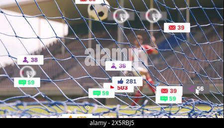 Immagine di più barre di notifica su un giocatore di calcio caucasico che colpisce la palla nel post della porta Foto Stock