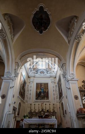 Chiesa madre di San Bartolomeo Apostolo. Precedentemente dedicato a S. Maria Assunta in cielo. La sua forma è una croce latina, con tre navate separate da t Foto Stock