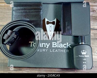 Cairo, Egitto, 23 aprile 2024: Pelle di lusso Tonny Black, portafoglio uomo, portafoglio carte di credito, cintura in vita e confezione regalo profumo, scatola uomo Tonny Black per le Foto Stock