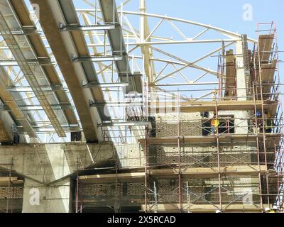 Cairo, Egitto, 23 aprile 2024: Stazione monorotaia in costruzione con ponteggi e gru, la monorotaia del Cairo è una monorotaia a due linee Foto Stock