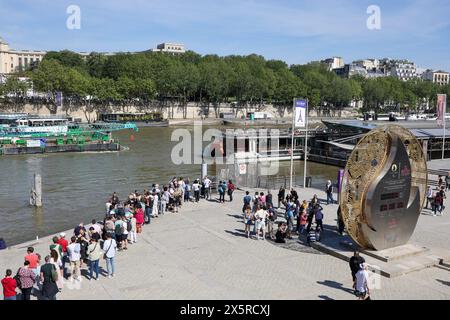 Francia. 10 maggio 2024. © PHOTOPQR/VOIX DU NORD/Thierry Thorel ; 10/05/2024 ; Paris, le 10 mai 2024 - la capitale de la France va accueillir les Jeux Olympiques et les Jeux paralympiques, ici le decompte avant le Debut des jeux - foto : Thierry Thorel/la Voix du Nord Paris, 10 maggio 2024 - la capitale francese ospiterà i Giochi Olimpici e Paralimpici. I preparativi sono in casa e le Olimpiadi sono ovunque Credit: MAXPPP/Alamy Live News Foto Stock