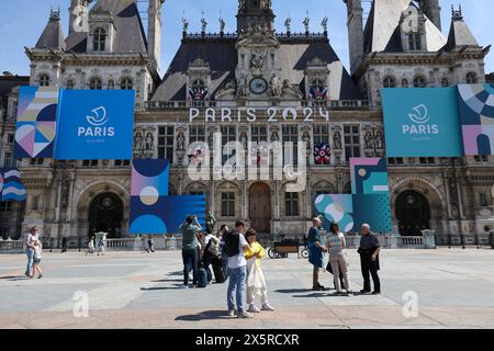 Francia. 10 maggio 2024. © PHOTOPQR/VOIX DU NORD/Thierry Thorel ; 10/05/2024 ; Paris, le 10 mai 2024 - la capitale de la France va accueillir les Jeux Olympiques et les Jeux paralympiques, ici la mairie aux couleurs des jeux - foto : Thierry Thorel/la Voix du Nord Paris, 10 maggio 2024 - la capitale francese ospiterà i Giochi Olimpici e Paralimpici. I preparativi sono in casa e le Olimpiadi sono ovunque Credit: MAXPPP/Alamy Live News Foto Stock