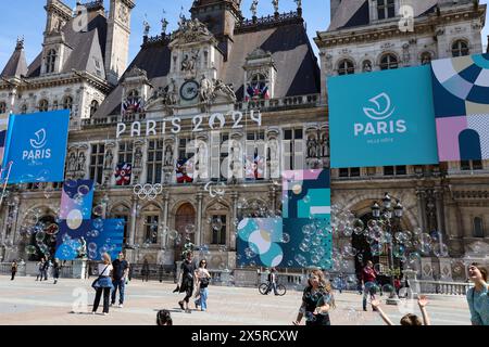 Francia. 10 maggio 2024. © PHOTOPQR/VOIX DU NORD/Thierry Thorel ; 10/05/2024 ; Paris, le 10 mai 2024 - la capitale de la France va accueillir les Jeux Olympiques et les Jeux paralympiques, ici la mairie aux couleurs des jeux - foto : Thierry Thorel/la Voix du Nord Paris, 10 maggio 2024 - la capitale francese ospiterà i Giochi Olimpici e Paralimpici. I preparativi sono in casa e le Olimpiadi sono ovunque Credit: MAXPPP/Alamy Live News Foto Stock