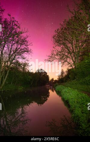 Incredibile esposizione dell'aurora boreale, nota anche come aurora boreale, nel sud dell'Inghilterra, nel Berkshire e nel Wiltshire nel maggio 2024 Foto Stock