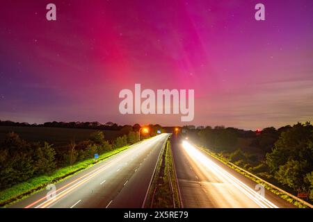 Incredibile esposizione dell'aurora boreale, nota anche come aurora boreale, nel sud dell'Inghilterra, nel Berkshire e nel Wiltshire nel maggio 2024 Foto Stock