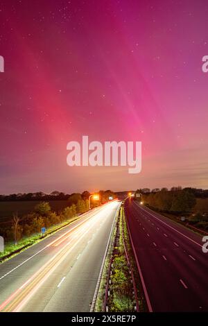 Incredibile esposizione dell'aurora boreale, nota anche come aurora boreale, nel sud dell'Inghilterra, nel Berkshire e nel Wiltshire nel maggio 2024 Foto Stock