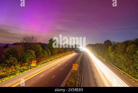 Incredibile esposizione dell'aurora boreale, nota anche come aurora boreale, nel sud dell'Inghilterra, nel Berkshire e nel Wiltshire nel maggio 2024 Foto Stock