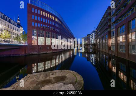 Ellerntorsbrücke, conduce oltre la Bleichenfleet nel centro di Amburgo, Fleethof a sinistra, Amburgo, Germania Foto Stock