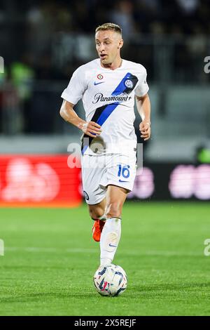 Il centrocampista italiano Davide Frattesi controlla il pallone durante la partita di serie A tra Frosinone calcio e Inter allo stadio Benito stirpe di Frosinone, Italia, il 10 maggio 2024. Foto Stock