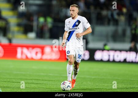 Il centrocampista italiano Davide Frattesi controlla il pallone durante la partita di serie A tra Frosinone calcio e Inter allo stadio Benito stirpe di Frosinone, Italia, il 10 maggio 2024. Foto Stock