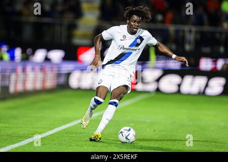 Il difensore tedesco Yann Aurel Bisseck controlla la palla durante la partita di serie A tra Frosinone calcio e Inter allo stadio Benito stirpe di Frosinone, Italia, il 10 maggio 2024. Foto Stock