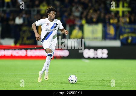 Il difensore tedesco Yann Aurel Bisseck controlla la palla durante la partita di serie A tra Frosinone calcio e Inter allo stadio Benito stirpe di Frosinone, Italia, il 10 maggio 2024. Foto Stock