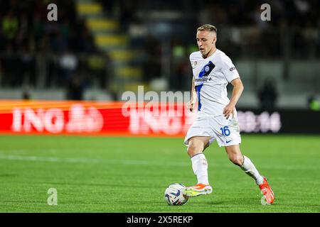 Il centrocampista italiano Davide Frattesi controlla il pallone durante la partita di serie A tra Frosinone calcio e Inter allo stadio Benito stirpe di Frosinone, Italia, il 10 maggio 2024. Foto Stock