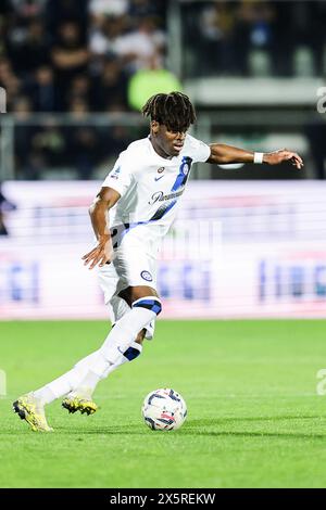 Il difensore tedesco Yann Aurel Bisseck controlla la palla durante la partita di serie A tra Frosinone calcio e Inter allo stadio Benito stirpe di Frosinone, Italia, il 10 maggio 2024. Foto Stock