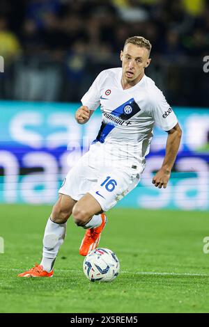 Il centrocampista italiano Davide Frattesi controlla il pallone durante la partita di serie A tra Frosinone calcio e Inter allo stadio Benito stirpe di Frosinone, Italia, il 10 maggio 2024. Foto Stock