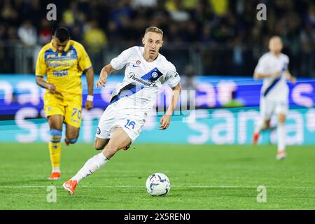 Il centrocampista italiano Davide Frattesi controlla il pallone durante la partita di serie A tra Frosinone calcio e Inter allo stadio Benito stirpe di Frosinone, Italia, il 10 maggio 2024. Foto Stock