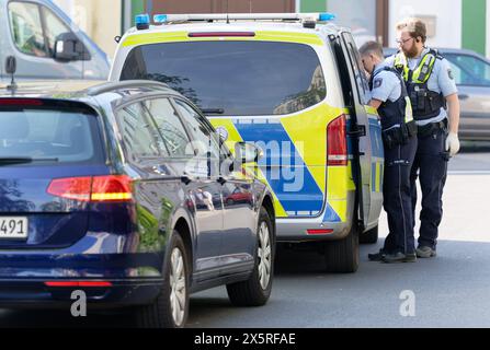 Colonia, Germania. 11 maggio 2024. Una macchina della polizia è parcheggiata in una strada ai margini del Bürgerpark a Colonia-Kalk. Una bambina di tre anni scomparsa venerdì sera è tornata di nuovo sabato mattina. Credito: Henning Kaiser/dpa/Alamy Live News Foto Stock