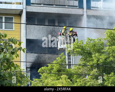 Berlino, Germania. 11 maggio 2024. I vigili del fuoco stanno su una scala girevole durante un'operazione. Le persone sono rimaste ferite in un incendio in un palazzo a dieci piani a Berlino. Crediti: Sappeck/BLP/dpa/Alamy Live News Foto Stock