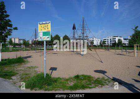 Colonia, Germania. 11 maggio 2024. Una macchina della polizia è parcheggiata in una strada ai margini del Bürgerpark a Colonia-Kalk. Un parco giochi si trova sul terreno del Bürgerpark a Colonia-Kalk. Credito: Henning Kaiser/dpa/Alamy Live News Foto Stock