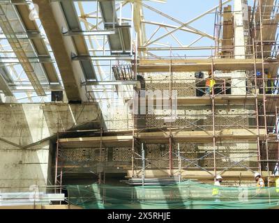 Cairo, Egitto, 23 aprile 2024: Stazione monorotaia in costruzione con ponteggi e gru, la monorotaia del Cairo è una monorotaia a due linee Foto Stock