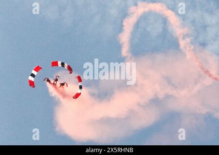 Okehampton Camp, Dartmoor, Devon, Regno Unito. 11 maggio 2024. I paracadutisti segnano l'inizio di dieci Tor. Crediti: Nidpor/Alamy Live News Foto Stock