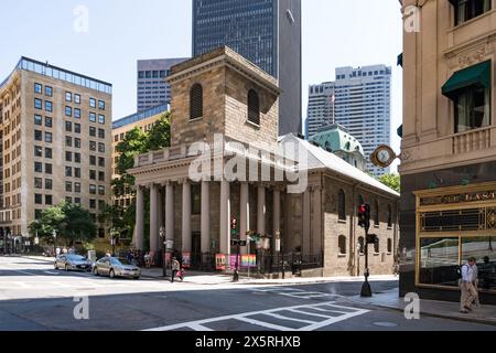 Boston, Stati Uniti - 12 agosto 2019: Il cimitero della Kings Chapel si trova tra le strade e gli edifici di Boston durante una giornata di sole Foto Stock