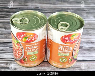 Cairo, Egitto, aprile 27 2024: Medammi di fave pelate premium in scatola del California Garden, fibre ad alto contenuto proteico, fave che è il piatto principale e sa Foto Stock