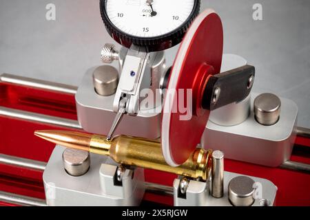 Primo piano dello strumento Gage di concentricità spessore parete collo caso Bullet Foto Stock