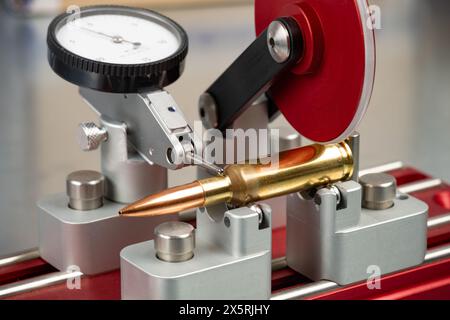 Primo piano dello strumento Gage di concentricità spessore parete collo caso Bullet Foto Stock