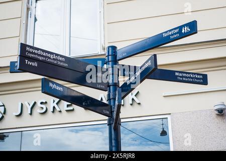 Copenaghen, Danimarca - 6 aprile 2024: Indicazioni stradali, frecce che indicano le principali attrazioni del centro di Copenaghen. Foto Stock