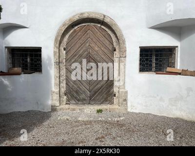 Vecchio cancello in legno in un edificio storico Foto Stock