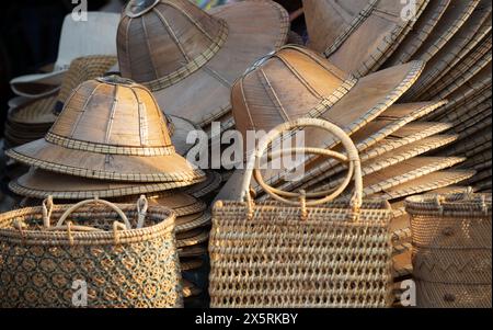 Tradizionale asia oggetti fatti a mano cappelli cesti vendita ambulante Foto Stock