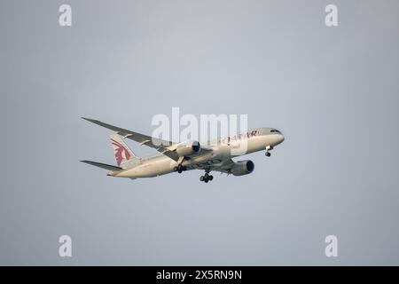 Doha, Qatar - 5 maggio 2024: Boeing 787-9 Dreamliner della Qatar Airways atterra all'aeroporto di Doha Foto Stock