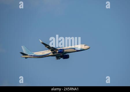 Salam Air Bus A321 aereo interjet A40-OXE contro il cielo blu Foto Stock