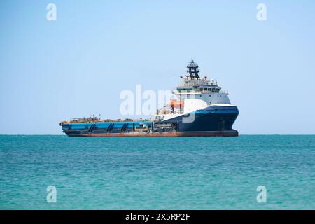 Traghetto galleggiante marittimo per navi cisterna nel mare Thailandia cielo blu Foto Stock