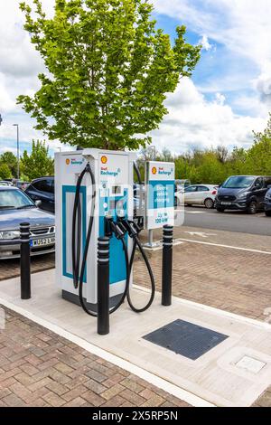 Punti di ricarica per veicoli elettrici pubblici nel parcheggio del supermercato, Chipping Sodbury South Gloucestershire, Regno Unito Foto Stock