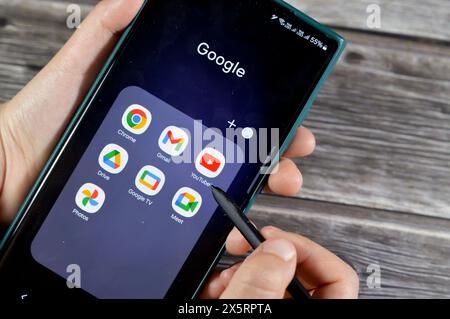 Cairo, Egitto, 1° aprile 2024: Applicazioni Google su smartphone mobile Samsung, Gmail, Chrome, google, drive, YouTube, Maps, Gallery, Meet e Google Foto Stock