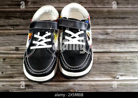 Scarpe colorate unisex per bambini, una scarpa è un articolo di calzature destinato a proteggere e a comfort il piede umano, le scarpe forniscono protezione, ha diversi d Foto Stock