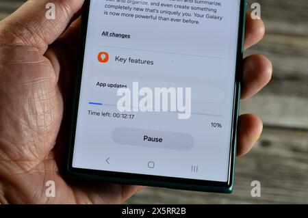 Cairo, Egitto, 1 aprile 2024: Aggiornamento software Samsung per telefoni cellulari Samsung Flagship, aggiornamento Galaxy ai One UI 6,1, con sicurezza e aggiornamento patch Foto Stock