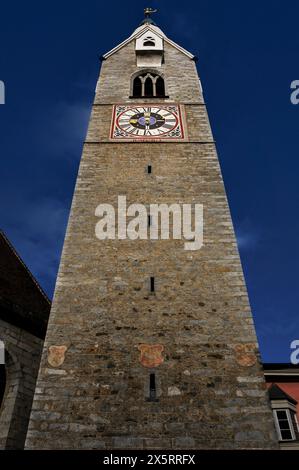 Torre gotica, chiamata Torre Bianca, della Chiesa Parrocchiale di San Michele a Bressanone-Bressanone, alto Adige, Trentino-alto Adige, Italia. La torre fu costruita negli anni '1400 e, a causa della sua altezza (72 metri), servì per lungo tempo come torre di guardia per la città. Foto Stock