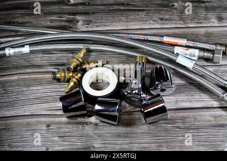 Cairo, Egitto, 16 aprile 2024: Condutture per tubi d’acqua, tubo flessibile intrecciato singolo, concetto di impianto idraulico di sostituzione e manutenzione e servizi per la casa, Foto Stock