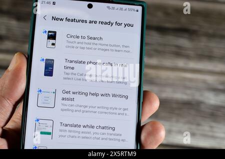 Cairo, Egitto, 1 aprile 2024: Aggiornamento software Samsung per telefoni cellulari Samsung Flagship, aggiornamento Galaxy ai One UI 6,1, con sicurezza e aggiornamento patch Foto Stock