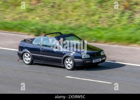 Anni '1996 90 Novanta Black Volkswagen VW Golf Cabriolet benzina 1781 cc viaggiando sull'autostrada M61 Regno Unito Foto Stock