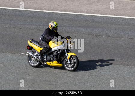 1999 Gialle Triumph Daytona in viaggio sull'autostrada M6 UK Foto Stock