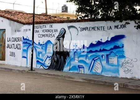 Oaxaca; Messico; Nord America; Day of the Dead Decorations; quartiere di Jalatlaco; Mural Advertisement of a 'comparsa' (Processione dei costumi). Foto Stock