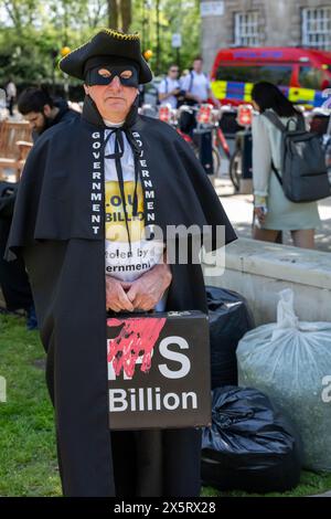 Gli ex minatori e le loro famiglie protestano al di fuori delle camere del Parlamento per le passate ingiustizie nella pensione dei lavoratori della miniera. Nel 1994 è stato firmato un accordo di privatizzazione, il che significa che il governo avrebbe ottenuto la metà di qualsiasi eccedenza di liquidità da un regime pensionistico dei minatori, in cambio della garanzia di un aumento delle pensioni. Il governo ha confermato di aver ricevuto 4,8 miliardi di sterline dal programma negli ultimi 30 anni. Gli attivisti credono che la cifra sia più vicina a 8 miliardi di sterline, e marciarono fino a Downing Street per chiedere il rimborso in eccedenza. Foto Stock