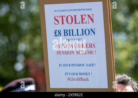 Gli ex minatori e le loro famiglie protestano al di fuori delle camere del Parlamento per le passate ingiustizie nella pensione dei lavoratori della miniera. Nel 1994 è stato firmato un accordo di privatizzazione, il che significa che il governo avrebbe ottenuto la metà di qualsiasi eccedenza di liquidità da un regime pensionistico dei minatori, in cambio della garanzia di un aumento delle pensioni. Il governo ha confermato di aver ricevuto 4,8 miliardi di sterline dal programma negli ultimi 30 anni. Gli attivisti credono che la cifra sia più vicina a 8 miliardi di sterline, e marciarono fino a Downing Street per chiedere il rimborso in eccedenza. Foto Stock