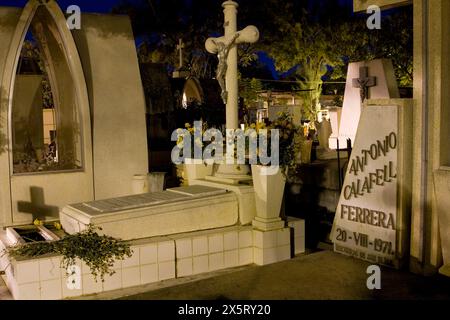 Oaxaca, Messico, Nord America. Il giorno delle celebrazioni dei morti. Decorazioni floreali sulla tomba in memoria dei morti. Cimitero di San Miguel. Foto Stock